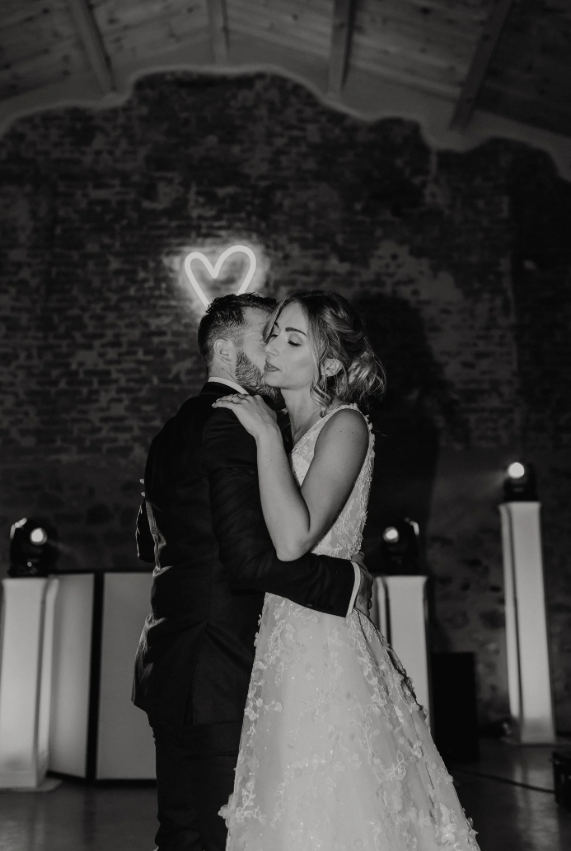 photo d'un couple de mariés en train de dans pour l'ouverture de la soirée
